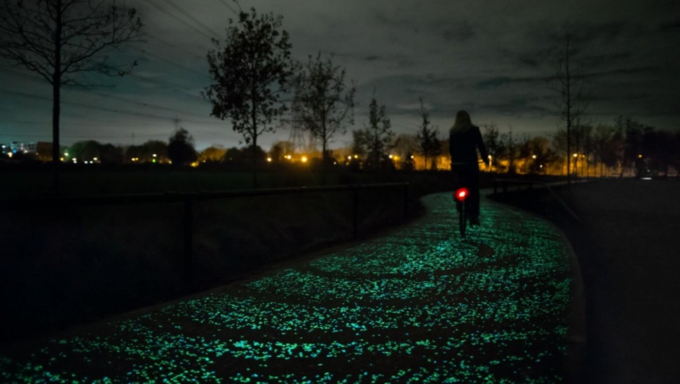 Hà Lan xây dựng con đường tự phát sáng với lớp sơn phản quang đặc biệt