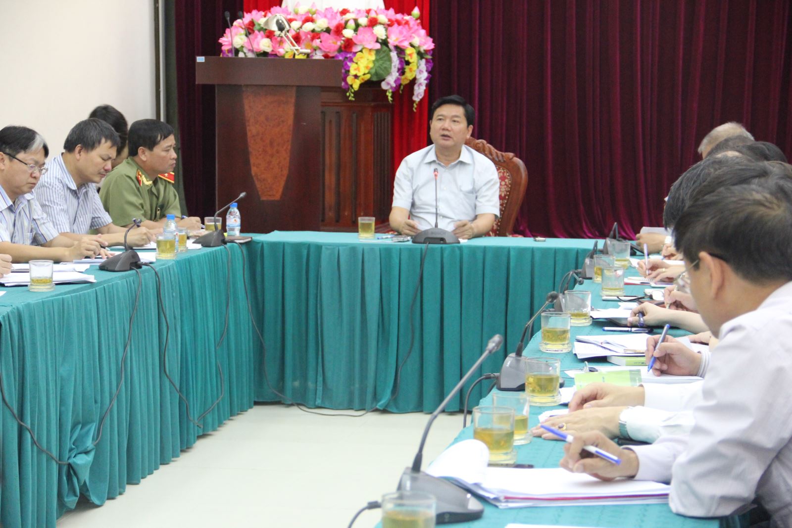 Bộ trưởng Đinh La Thăng chủ trì cuộc họp về mất cắp hành lý