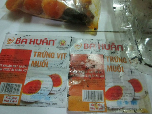 Trứng vịt muối của Công ty TNHH Ba Huân bán tại Lotte Mart Đống Đa còn dài hạn sử dụng nhưng đã bốc mùi hôi thối
