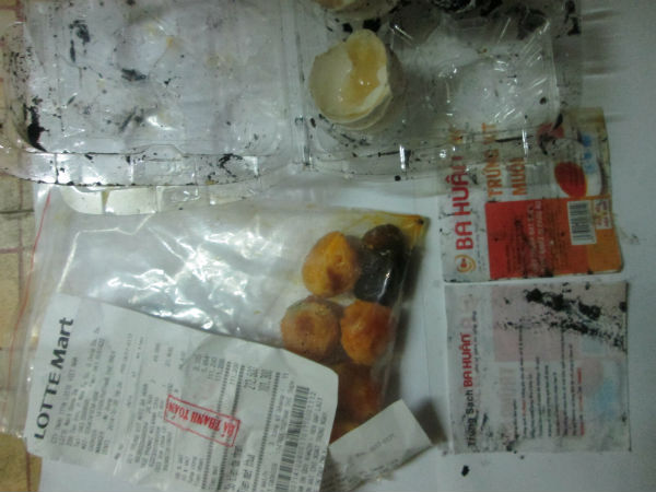 Trứng vịt muối của Công ty TNHH Ba Huân bán tại Lotte Mart Đống Đa còn dài hạn sử dụng nhưng đã bốc mùi hôi thối