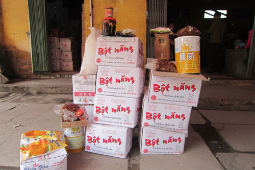Hà Nội Hàng trăm loại thực phẩm đóng gói sẵn 'đểu' bị thu giữ