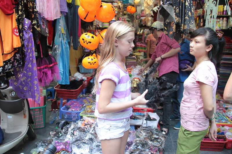 Một bạn nhỏ người nước ngoài không thể bỏ qua ngày lễ Halloween 31/10 vốn là truyền thống của các nước phương Tây