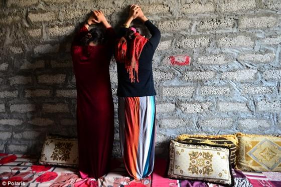 Các cô gái bị phiến quân IS đánh đạp rồi cưỡng bức dã man
