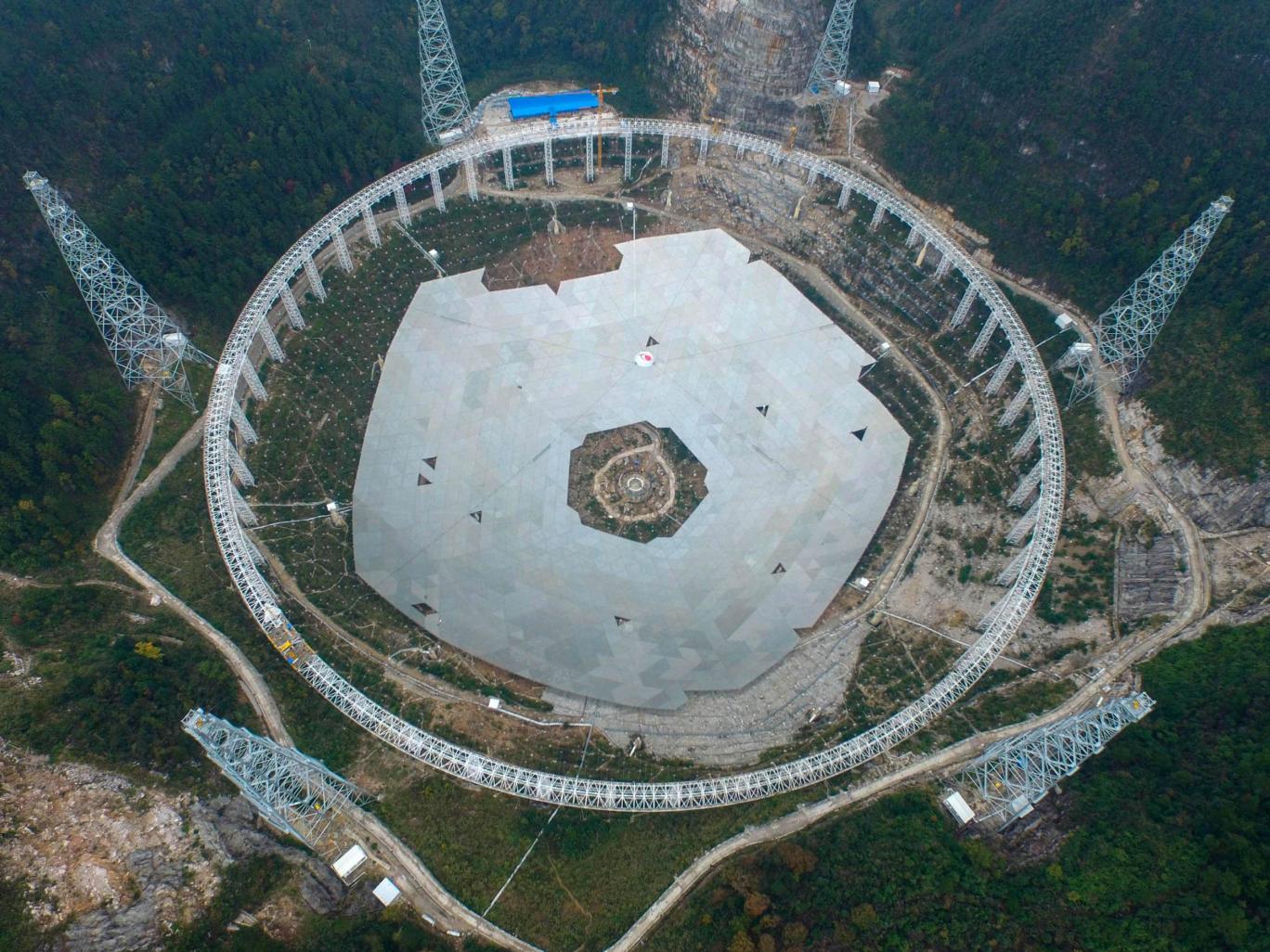 Kính thiên văn lớn nhất thế giới được xây dựng tại tỉnh Quý Châu, Trung Quốc 