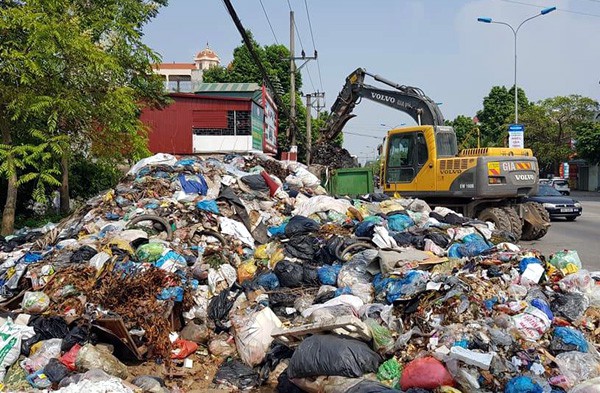 Vụ rác thải ‘bủa vây’ Sơn Tây: Chính thức được dọn dẹp