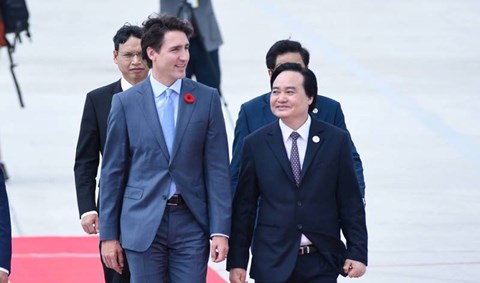 Những hình ảnh đầu tiên của Thủ tướng Canada Justin Trudeau đến Đà Nẵng dự APEC 2017