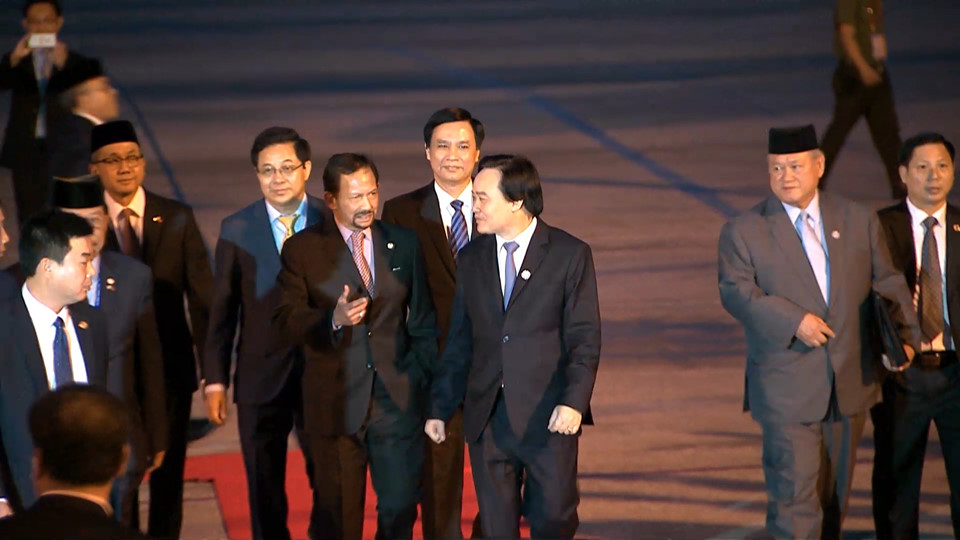 Tại sao Quốc vương Brunei tự lái máy bay sang Việt Nam dự APEC 2017?