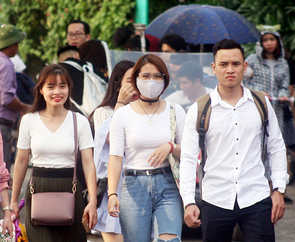 Hàng nghìn học sinh, sinh viên chen nhau để… chụp ảnh kỷ yếu