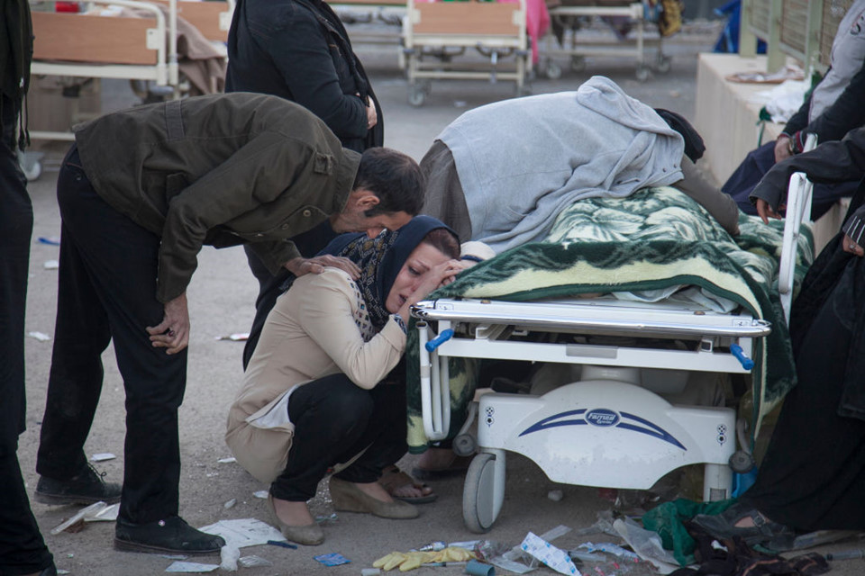 Những hình ảnh tang thương sau trận động đất tại Iran - Iraq