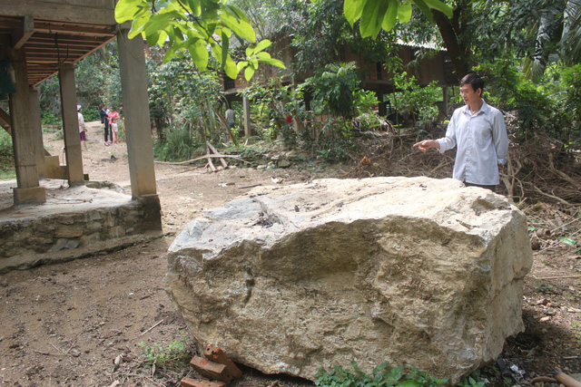 Một tảng đá lăn từ núi Pha Nọi xuống gần một nhà dân ở bản Mướp, xã Hồi Xuân, huyện Quan Hóa, Thanh Hóa