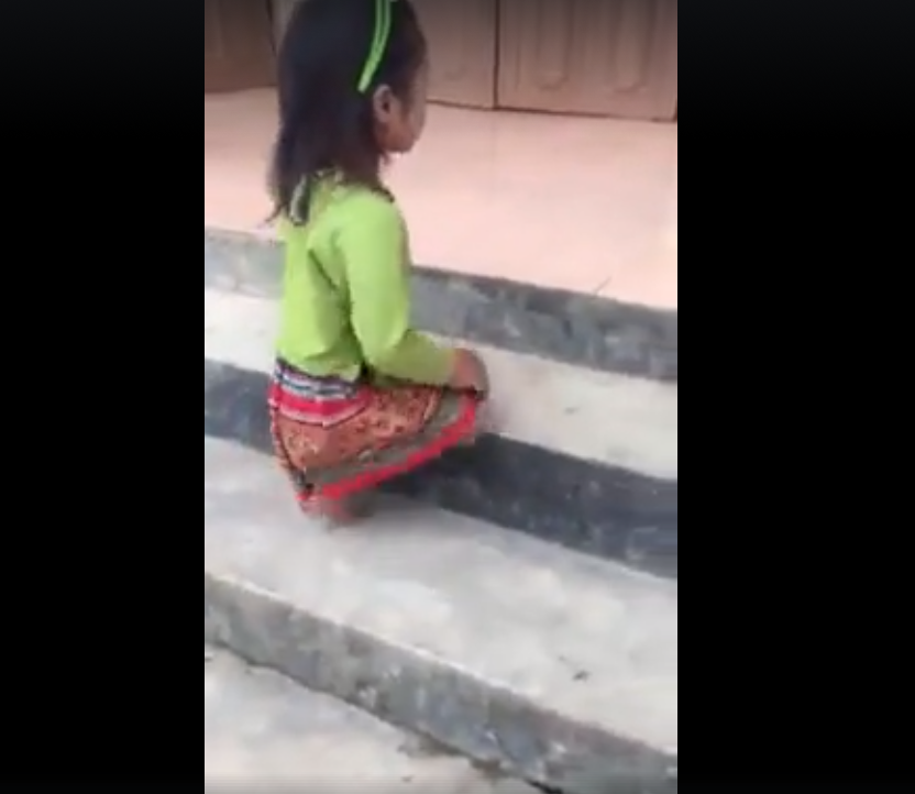 Sơn La: Cảm động nghị lực của bé gái cụt 2 chân tự mình leo lên từng bậc thềm để vào lớp học