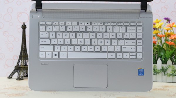 Laptop giá rẻ HP có bàn phím Chiclet hiện đại, touchpad nhạy, phản hồi tốt