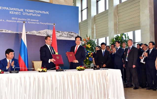 Thủ tướng Nguyễn Tấn Dũng cùng với Thủ tướng Liên bang Nga Dmitry Medevedev ký 