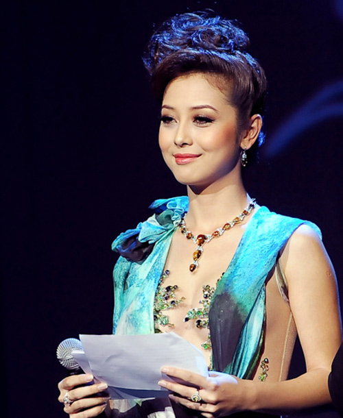 Với vốn tiếng anh khá giỏi, Jennifer Phạm thường được mời làm MC cho các chương trình mang tầm quốc tế