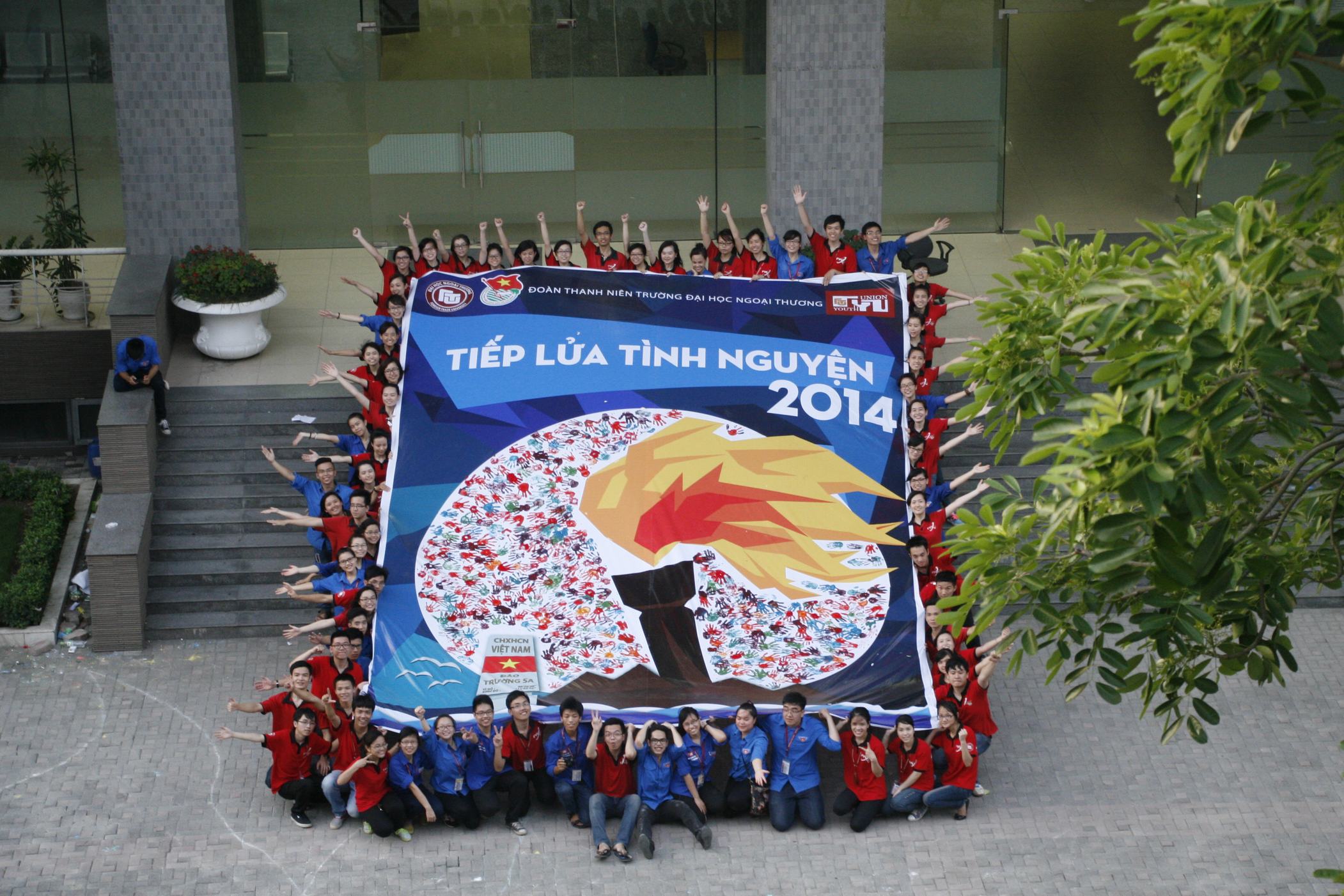 Sinh viên Ngoại Thương cùng chung tay tạo nên bức tranh Tiếp lửa tình nguyện