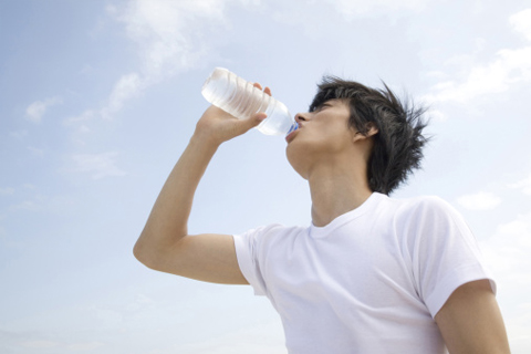 Uống nhiều nước là một cách để tránh xa những cơn say nắng