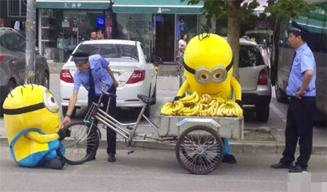 Hình ảnh những chú Minion bán chuối trên phố đã nhanh chóng thu hút sự chú ý của cộng đồng mạng