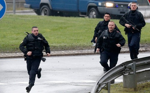 Nghi  phạm trong vụ thảm sát tòa soạn báo Charlie Hebdo đấu súng bắt cóc con tin ở Đông Bắc Paris, cách hiện trường vụ án 40km