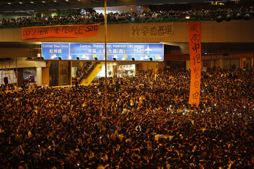Người biểu tình ở Hồng Kông phong tỏa một tuyến phố chính bên ngoài chính quyền đặc khu