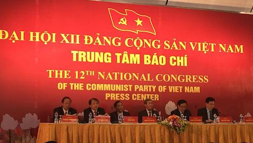 Ông Đinh Thế Huynh, Ủy viên Bộ Chính trị, Trưởng ban Tuyên giáo trung ương và lãnh đạo các ban, bộ đã chủ trì buổi họp báo quốc tế trước Đại hội Đảng XII.