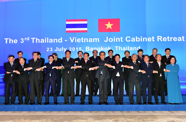 Nội các Việt Nam - Thái Lan chụp ảnh lưu niệm nhân họp Nội các chung Việt Nam - Thái Lan lần thứ 3.