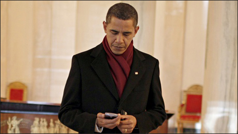 Ông Obama dùng sản phẩm điện thoại BlackbBerry