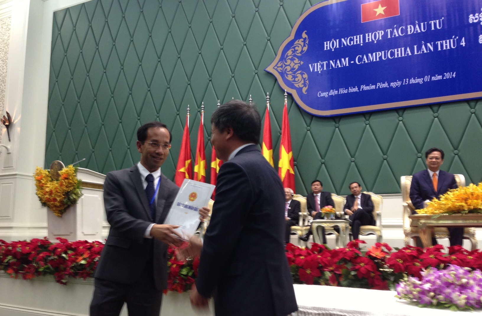 Ông Mai Hoài Anh trong lần lãnh đạo Bộ Kế hoạch & Đầu tư trao giấy phép đầu tư vào Campuchia