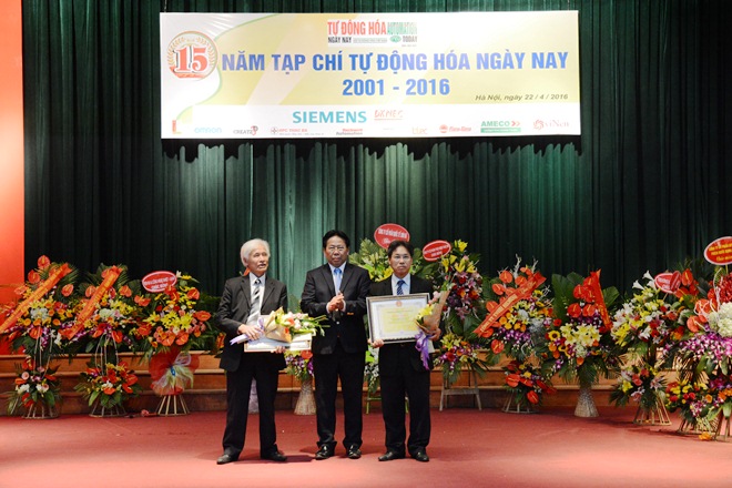 Ông Nghiêm Vũ Khải, Phó chủ tịch Liên Hiệp các Hội Khoa học và Kỹ thuật Việt Nam trao Bằng khen cho tập thể và cá nhân đã có đóng góp cho Tạp chí.