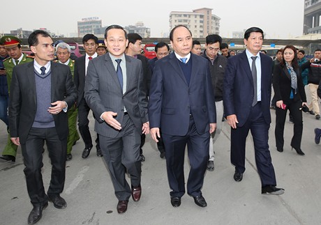 Phó Thủ tướng Nguyễn Xuân Phúc kiểm tra công tác vận tải hành khách Tết Nguyên đán 2015 tại bến xe Mỹ Đình.