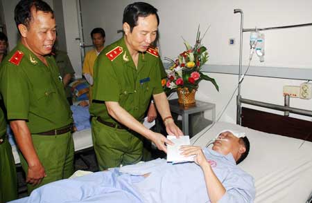 Trung tướng Phạm Quý Ngọ, Ủy viên TW Đảng, Thứ trưởng Bộ Công an thăm và tặng quà hai đồng chí Công an huyện Đông Triều (Quảng Ninh).