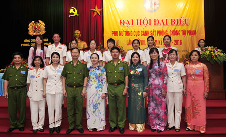 Trung tướng Phạm Quý Ngọ, Ủy viên Trung ương Đảng, Thứ trưởng Bộ Công an; đồng chí Hoàng Thị Ái Nhiên, Phó Chủ tịch Trung ương Hội LHPN Việt Nam và các đại biểu dự Đại hội.
