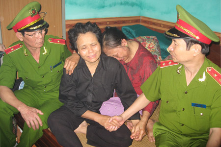 Thứ trưởng Phạm Quý Ngọ thăm hỏi, động viên gia đình Thượng úy Đỗ Mạnh Linh.