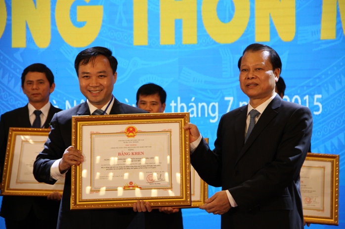 Phó thủ tướng Vũ Văn Ninh trao bằng khen cho công ty FrielslandCampina Việt Nam  