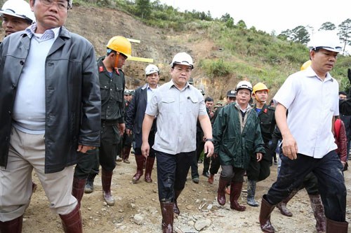 Phó thủ tướng Hoàng Trung Hải tới hiện trường nơi 12 công nhân mắc kẹt trong hầm thủy điện Đạ Dâng