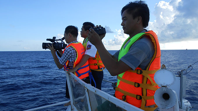 Các phóng viên Việt Nam tác nghiệp trên tàu 2016 - Ảnh: M.Quang