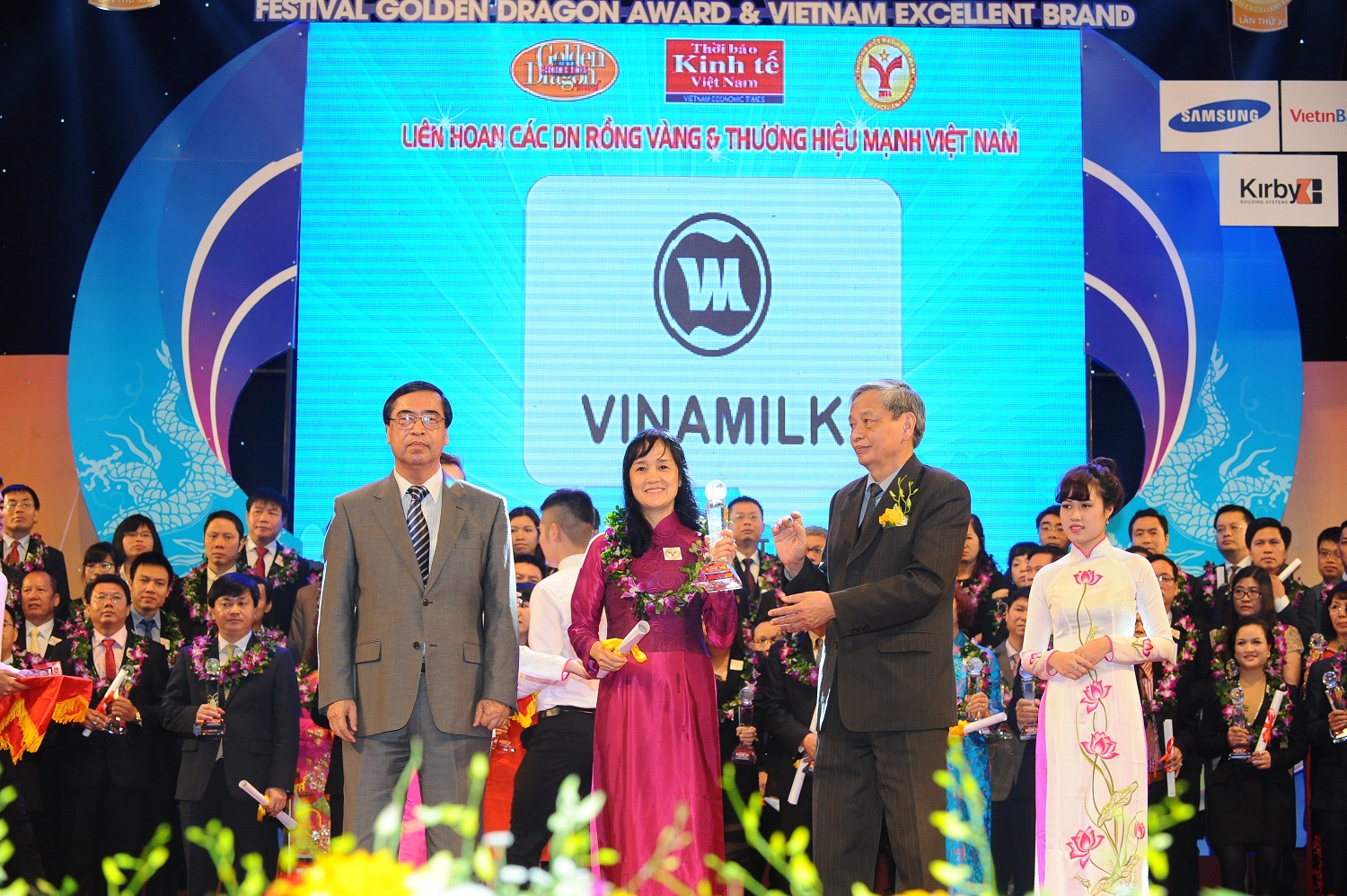 Vinamilk vừa được vinh danh là doanh nghiệp “Thương hiệu mạnh Việt Nam 2015”