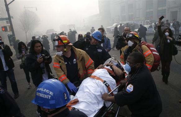 Lực lượng cứu hộ đưa người bị thương đến bệnh viện