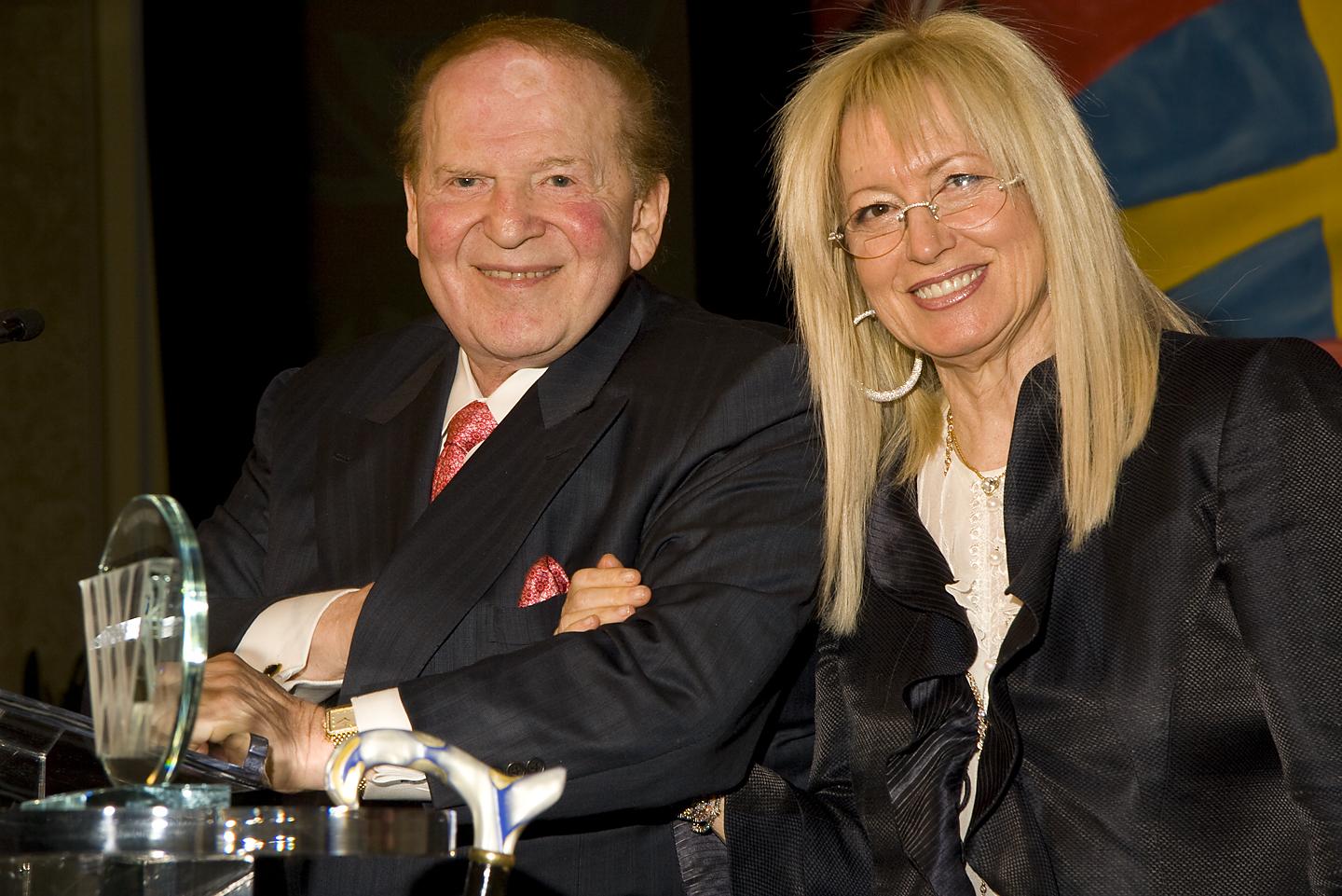 Hình ảnh của tỷ phú Sheldon Adelson và vợ. Ảnh: Wikipedia