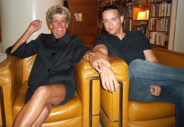 Nữ diễn vi&ecirc;n Shirley Andrew cho biết b&agrave; cảm thấy m&igrave;nh như một c&ocirc;ng ch&uacute;a khi y&ecirc;u những ch&agrave;ng trai trẻ