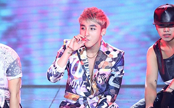 Đề thi bắt nguồn từ đêm liveshow thứ 7 của chương trình The Remix, Sơn Tùng - MTP có mang kẹo mút lên sân khấu và vừa ngậm, vừa hát 