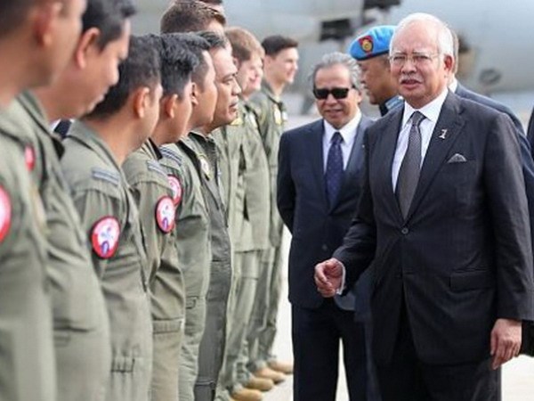 Thủ tướng Malaysia Razak gặp gỡ các thành viên nhóm tìm kiếm của Malaysia tại căn cứ không quân Pearce, Australia. (Nguồn: nst.com.my)