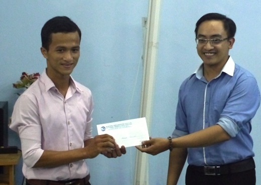 Nhà khoa học trẻ TS. Lê Phước Cường (bên phải) trong một lần trao phần thưởng cho sinh viên