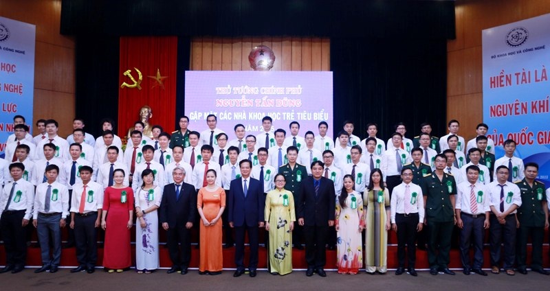 Thủ tướng Nguyễn Tấn Dũng chụp ảnh lưu niệm cùng các nhà khoa học trẻ 