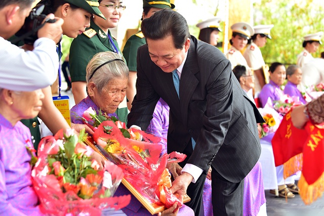 Thủ tướng trao Danh hiệu vinh dự Nhà nước “Bà mẹ Việt Nam anh hùng” cho các Bà mẹ có công với đất nước