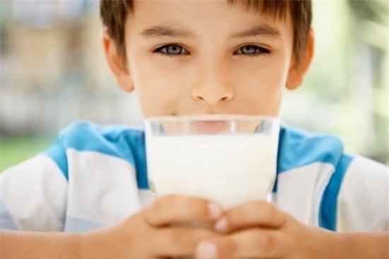 Khi bị trào ngược dạ dày, cần tránh sữa để đảm bảo sức khỏe gia đình