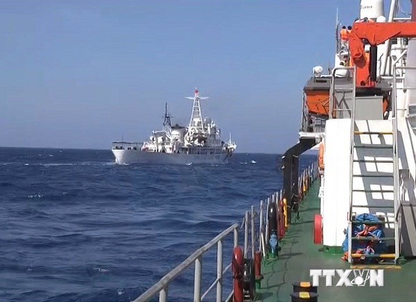 Tàu Trung Quốc tìm cách ngăn cản tàu chấp pháp Việt Nam (Ảnh: Công Định-Hữu Trung/TTXVN)