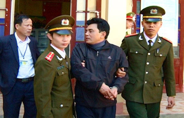 Lực lượng công an thi hành lệnh bắt đối tượng Trần Quốc Hội
