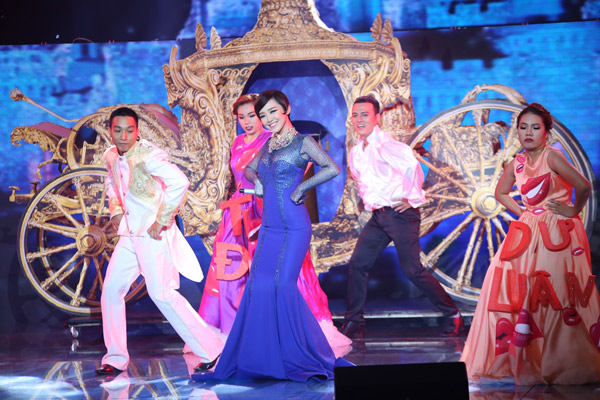 Tóc Tiên xuất hiện trên sân khấu The Remix với hình ảnh nàng Cinderella