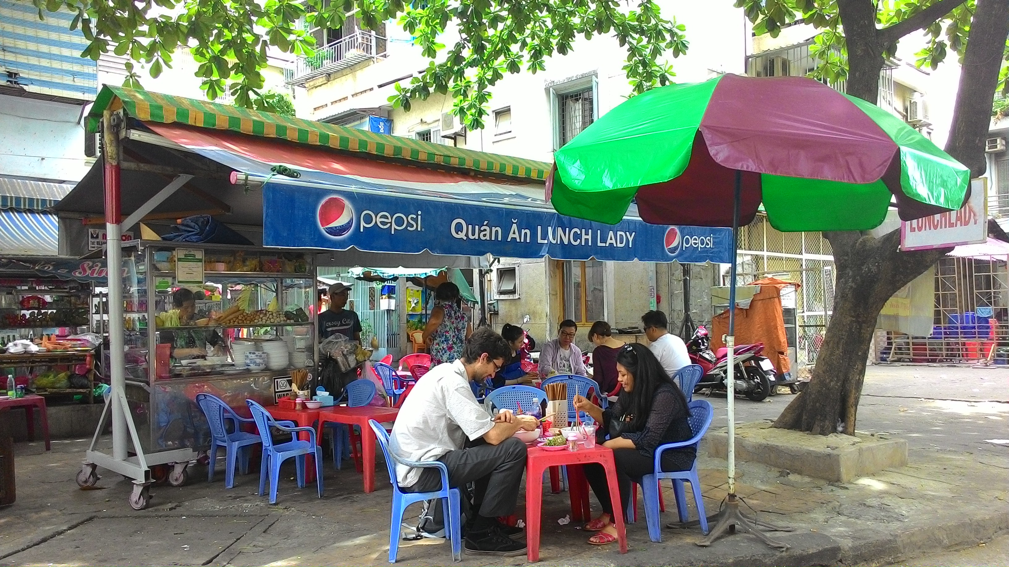 The Lunch Lady có nhiều sức hút đặc biệt và kỳ lạ với thực khách nước ngoài và Việt Nam.