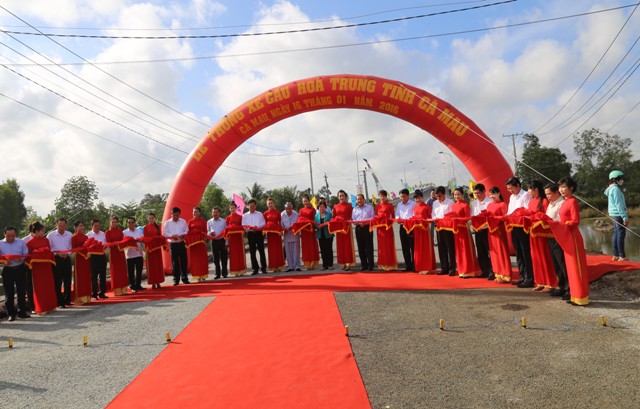 Thủ tướng Chính phủ Nguyễn Tấn Dũng phát lệnh thông xe dự án xóa thế 'ốc đảo' đoạn từ cầu Năm Căn đến Đất Mũi-Cà Mau